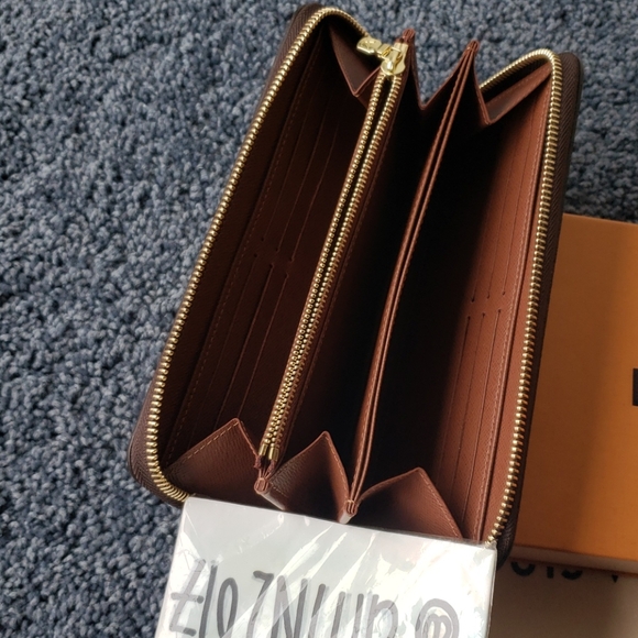 Louis Vuitton Monogram Zippy Wallet - Picture 8 of 13